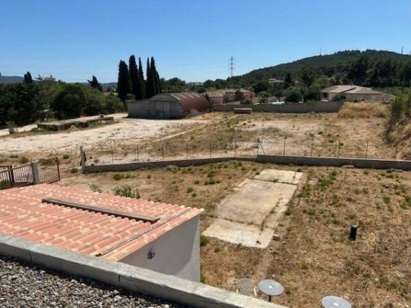 A louer terrain de 4300 m2 avec un hangar de 200 m2