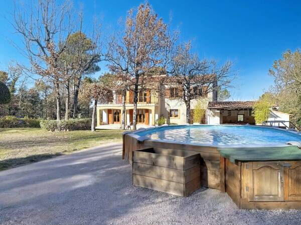 Havre de Paix entre Rougiers et Saint-Maximin : L'Art de Vivre Provençal avec vue sur les collines enneigées