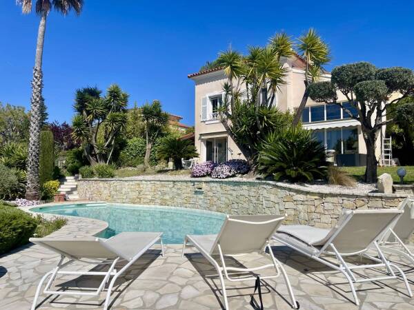 Maison  - 4 pièces  - 103.73 m² -  995 000 € - À vendre 