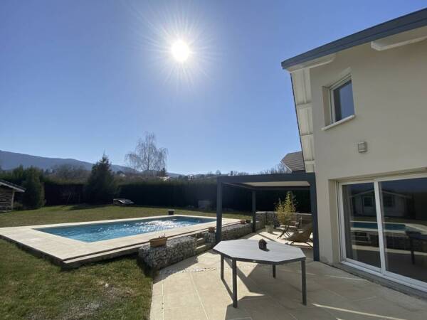 VIMINES, Maison récente avec vue dégagée, piscine et fort potentiel.