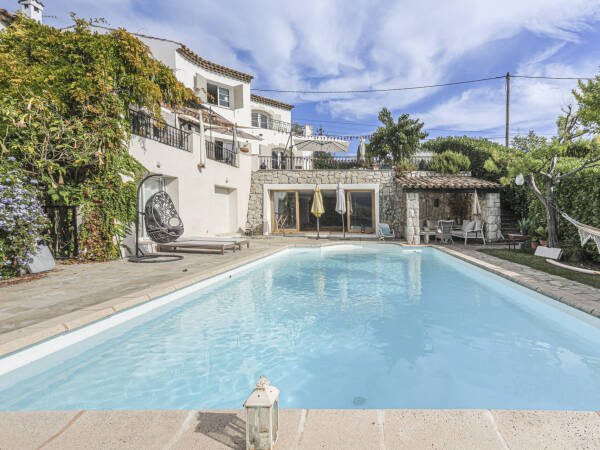 Maison  - 5 pièces  - 326.0 m2 -  1 380 000 € - À vendre 