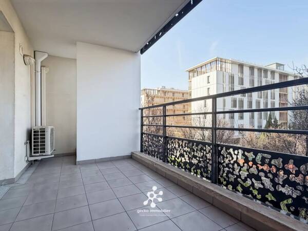 NICE - SAINT-ROCH - 2 PIECES AVEC TERRASSE