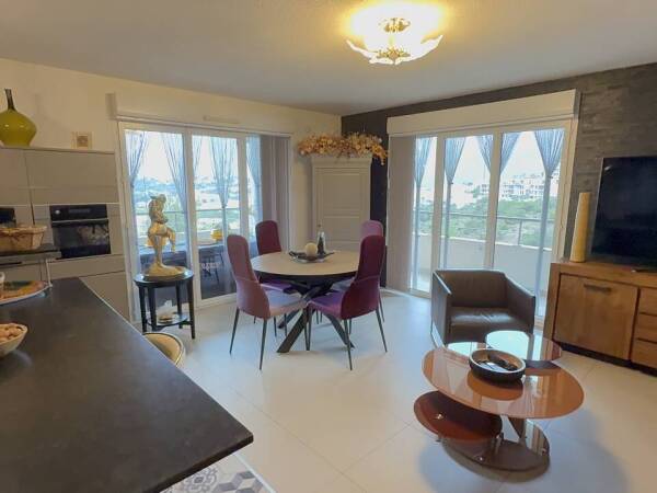 Viager Libre Appt F3 avec Terrasse, garage et Pl PK à St Raphaël, sur H70ans et F70ans