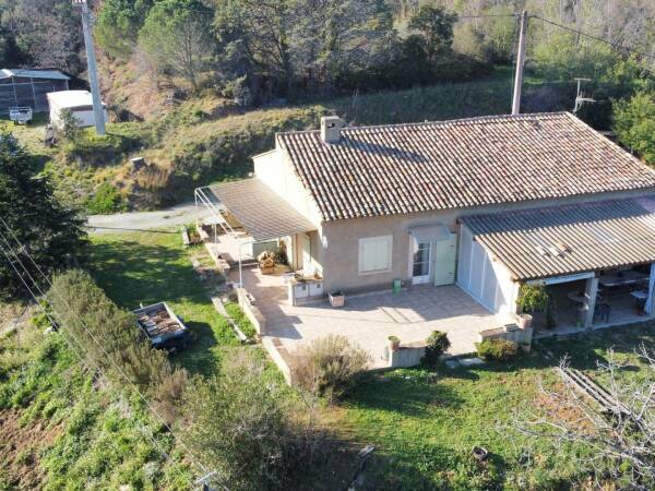 A vendre villa avec terrain à Roquebrune sur argens.
