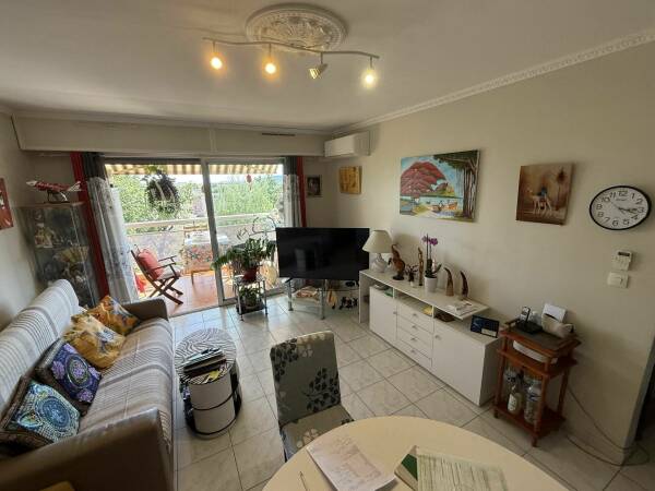 Appartement f2 résidence sécurisée Fréjus secteur Hôpital Viager Occupé Mr 82 ans et Mme 86 ans
