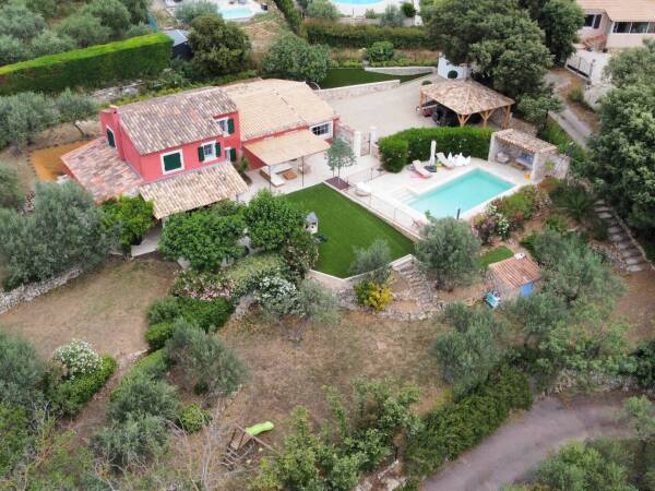 Villa au charme provençal avec rénovation haut de gamme.