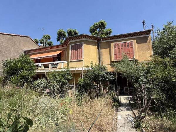 Viager Semi-Libre (F 95ans) sur 2 maisons + Garage 150m²  sur 790m² de terrain à Draguignan 83300
