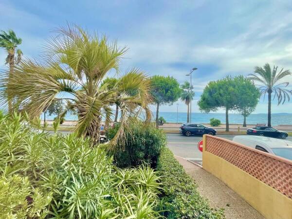 Cros de Cagnes - Spacieux studio front de Mer + Possibilité garage en sus.