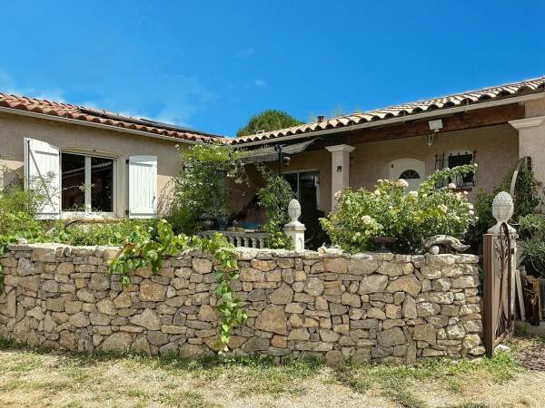 Villa de Plain-Pied au Val : Un Havre de Paix sans Vis-à-Vis