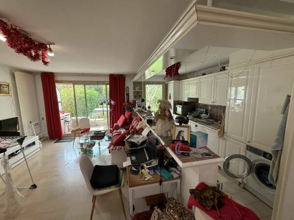 Appartement,f2,rez de jardin de  60 M2 Garage fermé St Raphael Plein Centre Ville Viager Occupé Dame 77 ans