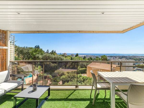 Nice Corniche Fleurie 3 pièces d’angle de 81 m², terrasse 41 m² et vue mer panoramique