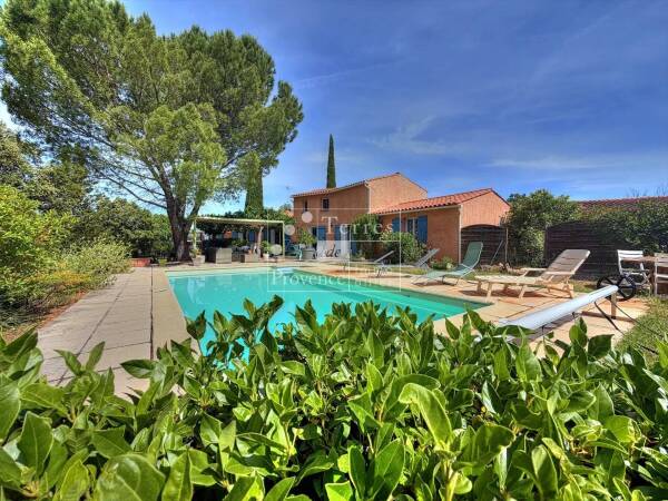Villa provençale avec piscine à Régusse