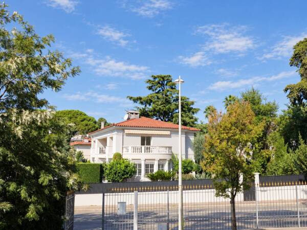 Maison  - Villa  - 8 pièces  - 220.0 m² -  2 390 000 € - À vendre 