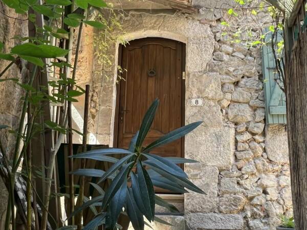 Entrecasteaux : Jolie maison de village rénovée avec extérieurs