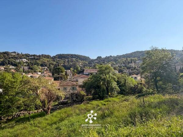 PÉGOMAS – Terrain constructible de 1 695 m² en secteur résidentiel