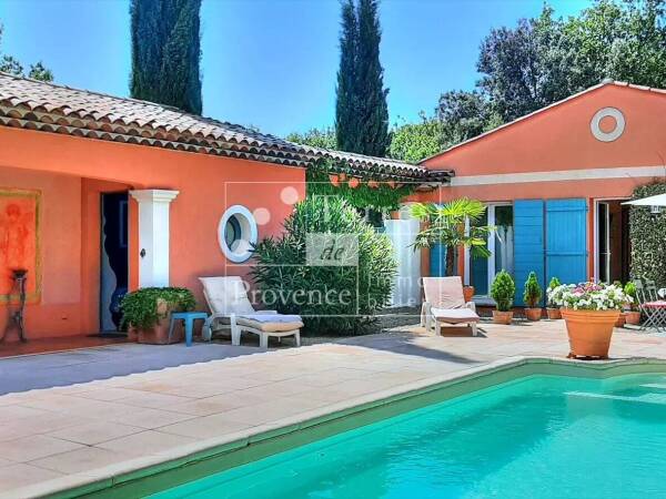 Maison de plain-pied avec piscine et appartement indépendant – Tourtour