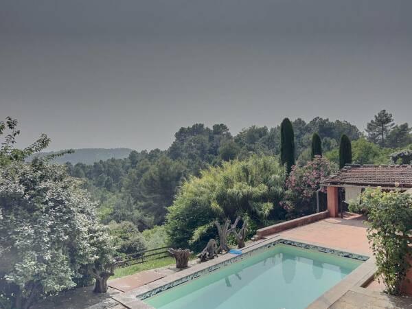 🏡 VENTE EN VIAGER OCCUPÉ – Maison de village avec terrain et piscine à Roussillon (Luberon)