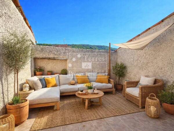 AUPS – MAISON DE VILLAGE AVEC GARAGE ET TERRASSE TROPÉZIENNE – FORT POTENTIEL