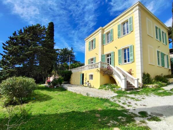 LA SEYNE SUR MER - Propriété Fin XIXème de 154m² sur 1126m² de terrain avec piscine