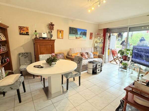 Appartement f2 résidence sécurisée Fréjus secteur Hôpital Viager Occupé Mr 82 ans et Mme 86 ans