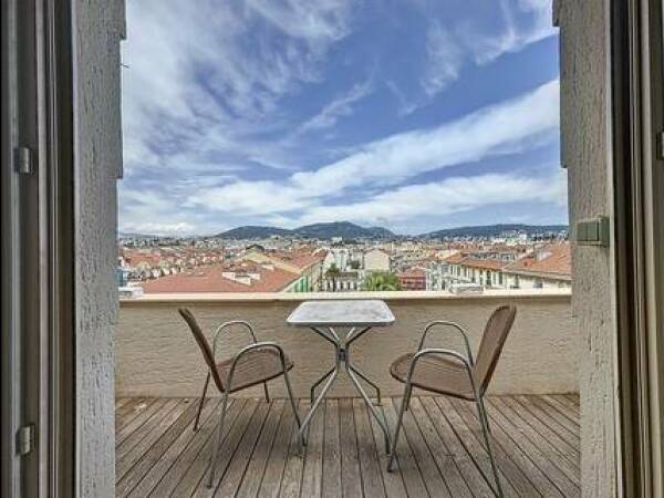 DANS PRESTIGIEUX IMMEUBLE ART DECO NICE 2 PIECES DERNIER ETAGE AVEC TERRASSE