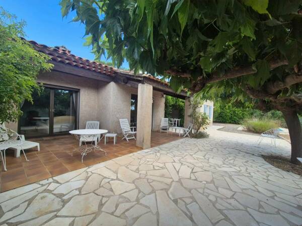 COTIGNAC VILLA TRADITIONNELLE T4 PISCINE ET TENNIS