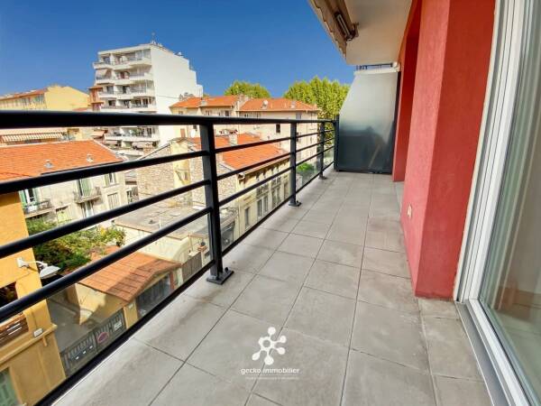 NICE  – RIQUIER  2 pièces avec balcon et parking (en option)